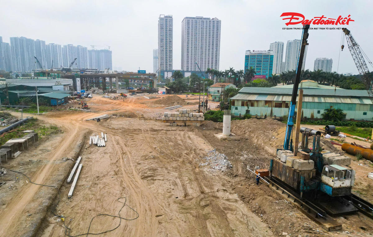 Nút giao 2.400 tỷ đồng trên Đại lộ Thăng Long dần hiện rõ hình hài