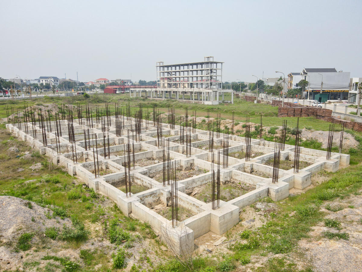 Ngày 27/2/2026, Phó Chủ tịch UBND tỉnh Thanh Hóa Cao Văn Cường ký thông báo số 66/TB-UBND về việc thu hồi đất đối với dự án Trung tâm dạy nghề y tá, điều dưỡng quốc tế và yêu cầu chủ đầu tư là Công ty CP Đầu tư Tập đoàn Sơn Thái Thành (sau khi đổi tên) cùng các tổ chức, cá nhân liên quan phải xử lý toàn bộ tài sản trên đất trong thời hạn 45 ngày kể từ ngày nhận thông báo. Ảnh: Đình Minh