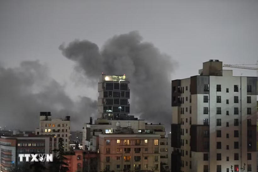 Khói bốc lên sau vụ tấn công tại Tehran, Iran. (Ảnh: THX/TTXVN).