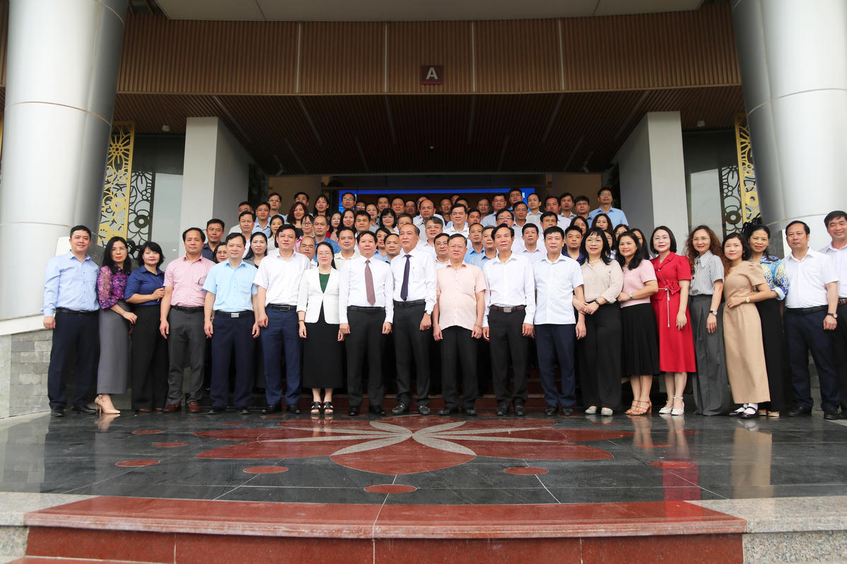 Các đại biểu và học viên tham dự lớp bồi dưỡng chụp ảnh lưu niệm.