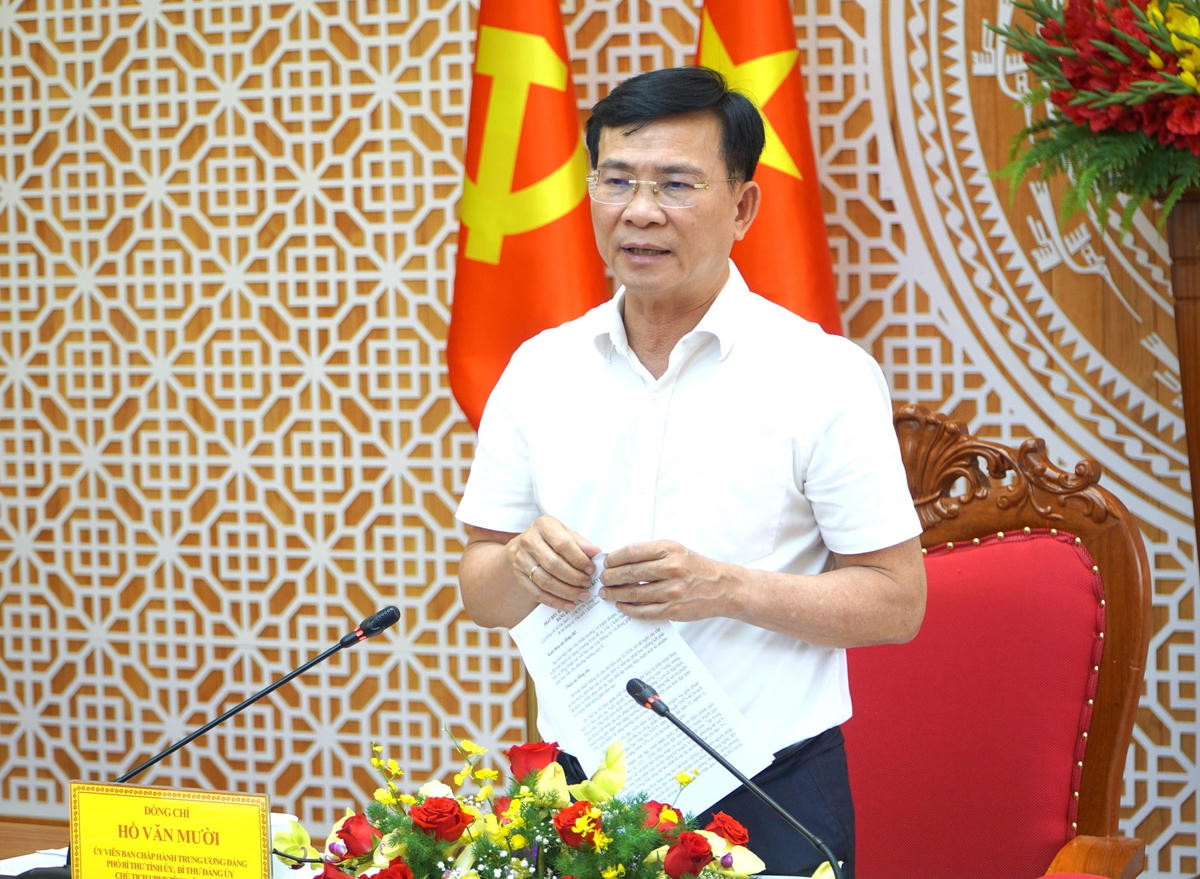 Ông  Hồ Văn Mười, Phó Bí thư Tỉnh ủy, Chủ tịch UBND tỉnh  Lâm Đồng phát biểu tại hội nghị. 