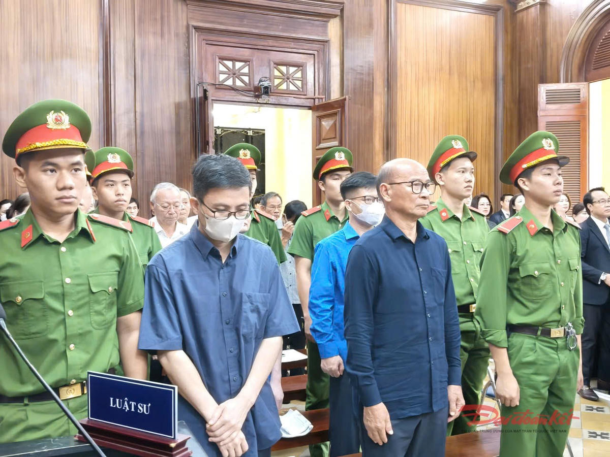 Các bị cáo tại tòa. Ảnh: H.Phúc.