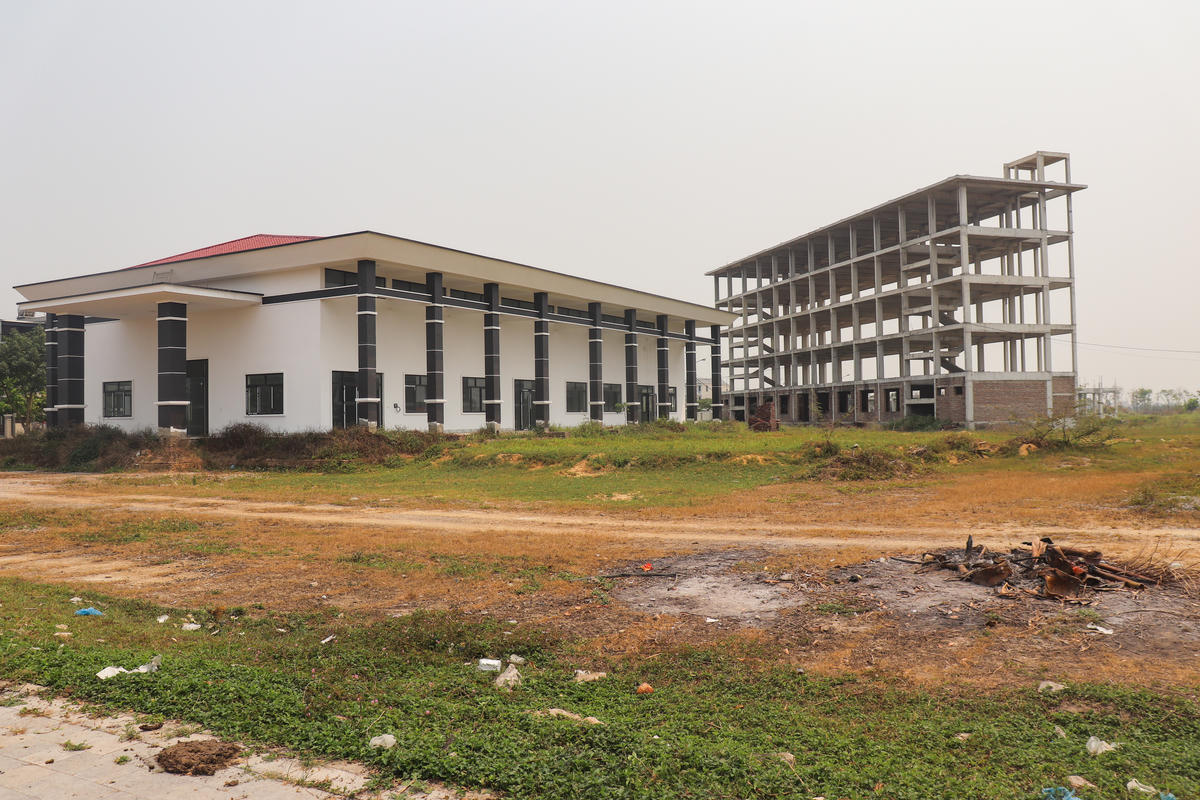 Trao đổi với PV Báo Đại Đoàn Kết, ông Đỗ Trí Hòa - Chủ tịch UBND xã Lưu Vệ cho biết: Ngay sau khi nhận được thông báo của UBND tỉnh về việc thu hồi đất dự án, UBND xã đã mời đại diện Công ty Sơn Thái Thành tới trụ sở để làm việc. Qua quá trình trao đổi, đại diện công ty đã tiếp nhận thông báo thu hồi, đồng thời, khẳng định sẽ giữ nguyên hiện trạng khu đất cho đến ngày bàn giao. 'Nhiệm vụ tỉnh giao, chúng tôi đã hoàn thành, còn nếu doanh nghiệp có thắc mắc, kiến nghị gì, chúng tôi cũng đã hướng dẫn để họ lên làm việc thêm với UBND tỉnh', ông Hòa nói. Ảnh: Đình Minh