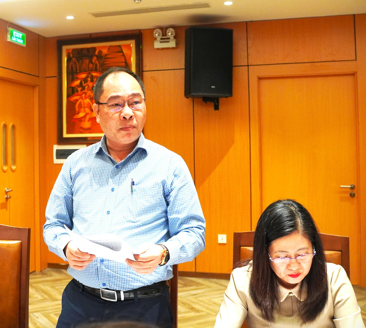 Phó Cục trưởng Cục Hành chính tư pháp Phan Đăng Kiên trình bày dự thảo Tờ trình.

