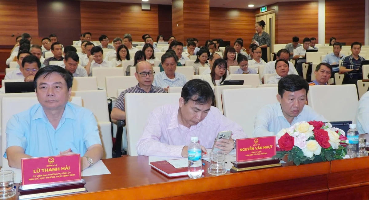 Các đại biểu dự họp.