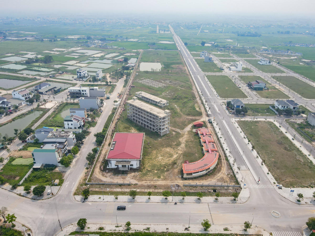 Ngày 28/10/2014, UBND tỉnh Thanh Hóa ban hành văn bản số 10321/UBND-THKH, về việc chấp thuận chủ trương, địa điểm thực hiện dự án đầu tư Trung tâm dạy nghề y tá, điều dưỡng quốc tế theo đề nghị của Công ty TNHH Xây dựng dịch vụ thương mại Sơn Thái Thành (DN Sơn Thái Thành). Theo văn bản này, DN Sơn Thái Thành được thực hiện dự án nói trên tại khu đất rộng khoảng 50.000 m2 thuộc xã Lưu Vệ. Ảnh: Đình Minh