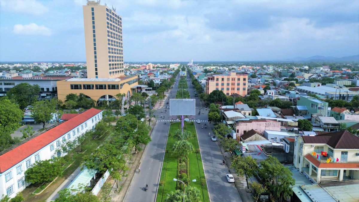 Một góc đường Hùng Vương, đoạn qua phường Tam Kỳ thông thoáng. Ảnh: CV.