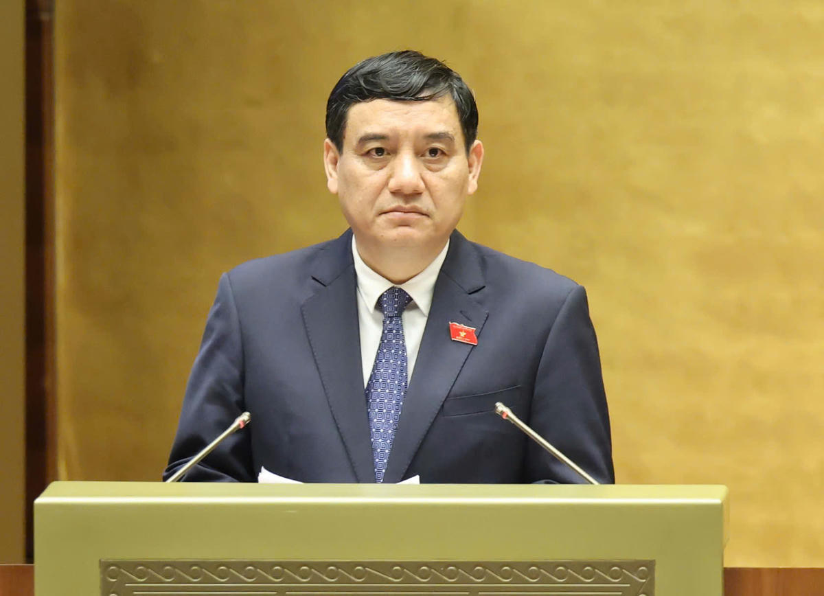 Chủ nhiệm Ủy ban Văn hóa và Xã hội của Quốc hội Nguyễn Đắc Vinh trình bày Báo cáo thẩm tra dự thảo Luật Tôn giáo, tín ngưỡng ( sửa đổi). Ảnh: Quang Vinh