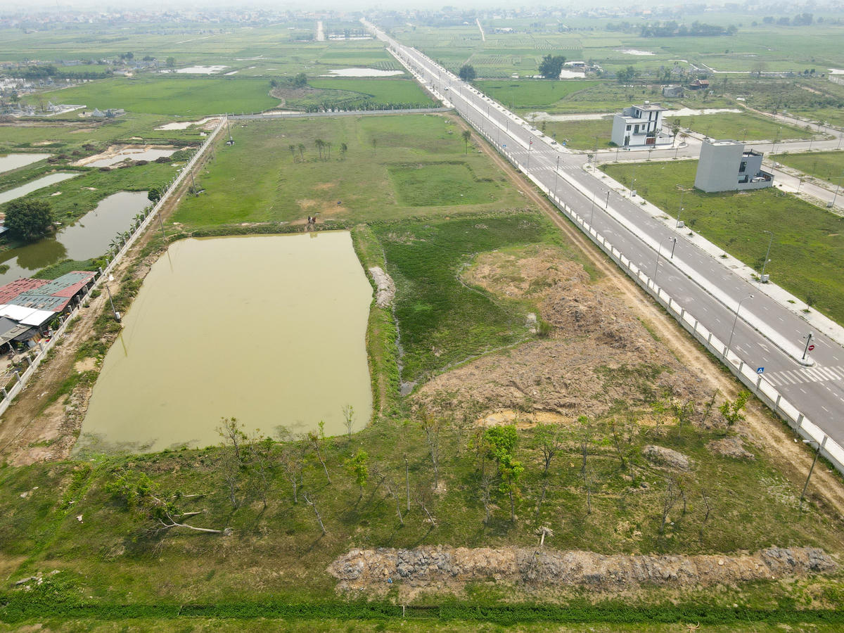 Dự án dự kiến GPMB xong trong quý I/2015, từ quý II/2015 đến quý IV/2016, tiến hành khởi công và xây dựng các hạng mục công trình. Đến quý I/2017, dự án được kỳ vọng sẽ hoàn thành và đi vào sử dụng. Năm 2019, dự án được điều chỉnh tổng mức đầu tư lên hơn 670 tỷ đồng. Tuy nhiên, trên thực tế, sau khi được chấp thuận chủ trương đầu tư, dự án chỉ được xây dựng một số hạng mục ban đầu rồi dừng thi công. Ảnh: Đình Minh