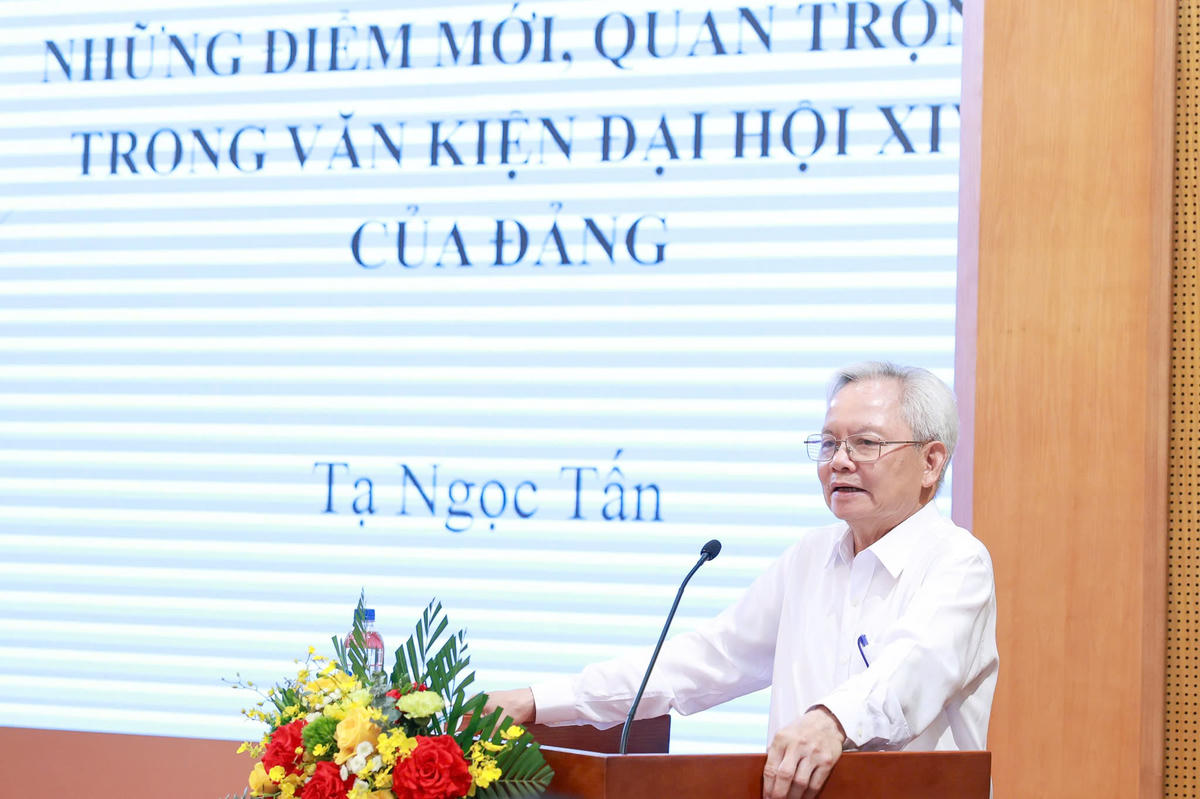 GS.TS Tạ Ngọc Tấn quán triệt những điểm mới quan trọng trong Văn kiện Đại hội lần thứ XIV của Đảng tại hội nghị. Ảnh: Đạt Lê
