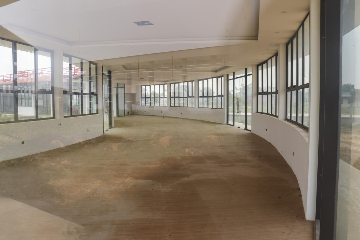 Phía bên trong dự án, hiện không có hoạt động xây dựng. Do bỏ hoang lâu ngày, nhiều hạng mục công trình có dấu hiệu xuống cấp, cỏ mọc um tùm, vật liệu hoen gỉ. Ảnh: Đình Minh