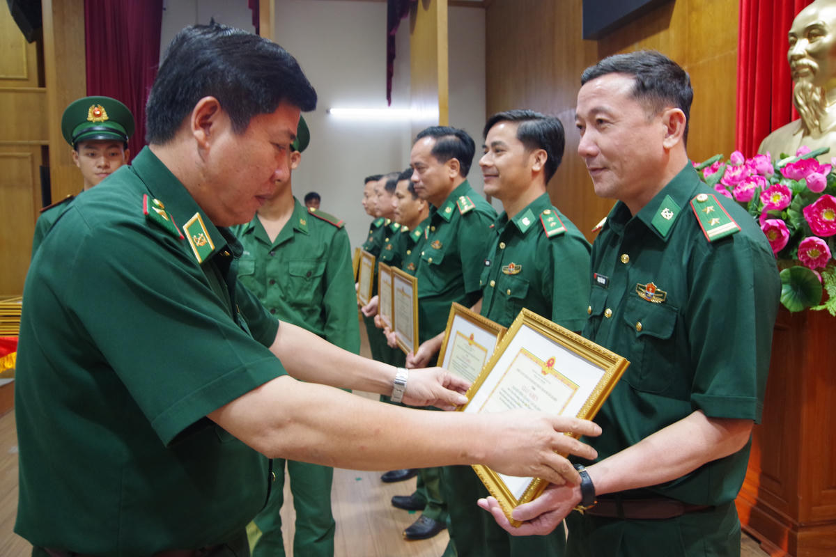 Khen thưởng tập thể và cá nhân có thành tích xuất sắc trong đợt cao điểm. Ảnh: Quang Tiến.