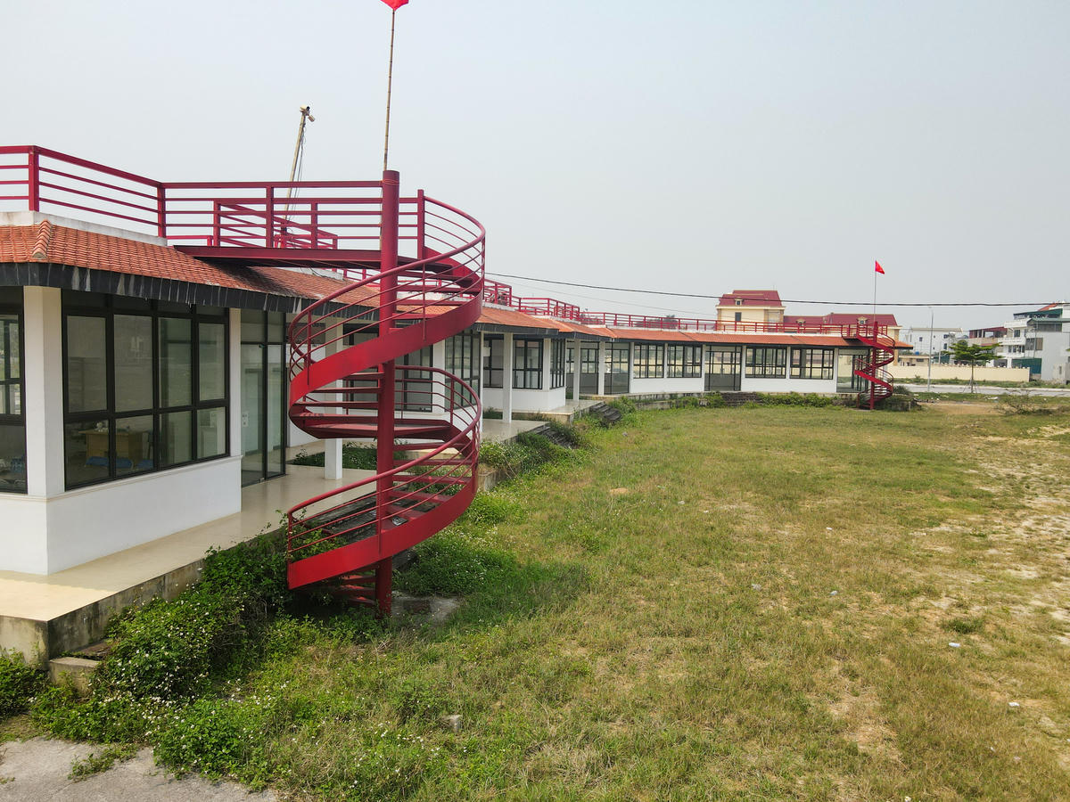 Tiếp đó, vào ngày 6/3, ông Đoàn Đình Tùng - Phó Chủ tịch UBND xã Lưu Vệ ký thông báo số 87/TB-UBND về việc niêm yết công khai về việc thu hồi đất tại dự án, đồng thời, yêu cầu Công ty CP đầu tư Tập đoàn Sơn Thái Thành không được phép xây dựng, cơi nới... trên khu đất. Ảnh: Đình Minh