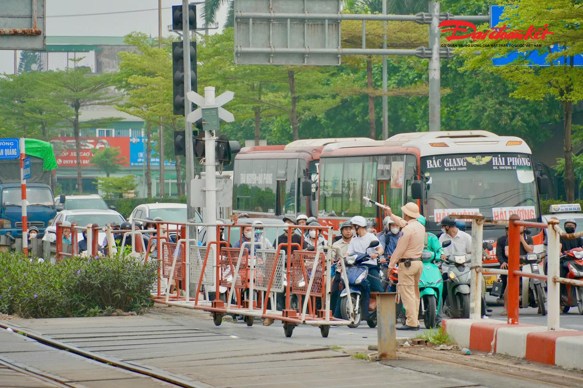 CSGT bảo đảm an toàn giao thông khi có tàu đi qua.