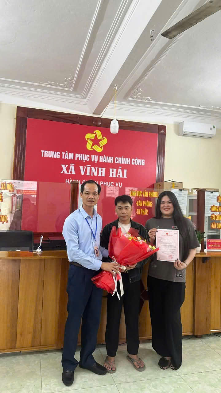 Lãnh đạo xã Vĩnh Hải, TP Hải Phòng chúc mừng và trao Giấy chứng nhận đăng ký kết hôn cho công dân. Ảnh: PT.&nbsp;