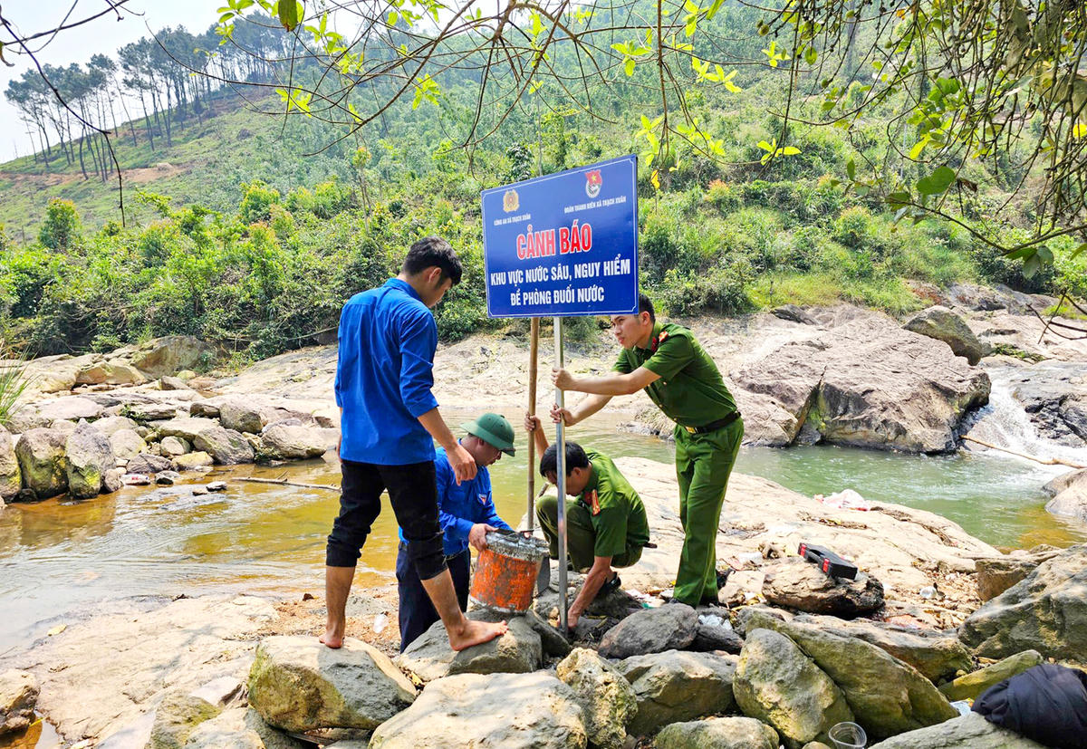 Lực lượng công an, đoàn thanh niên phối hợp cắm biển cảnh báo tại khu vực suối có nước sâu, tiềm ẩn nguy cơ đuối nước trên địa bàn Hà Tĩnh.