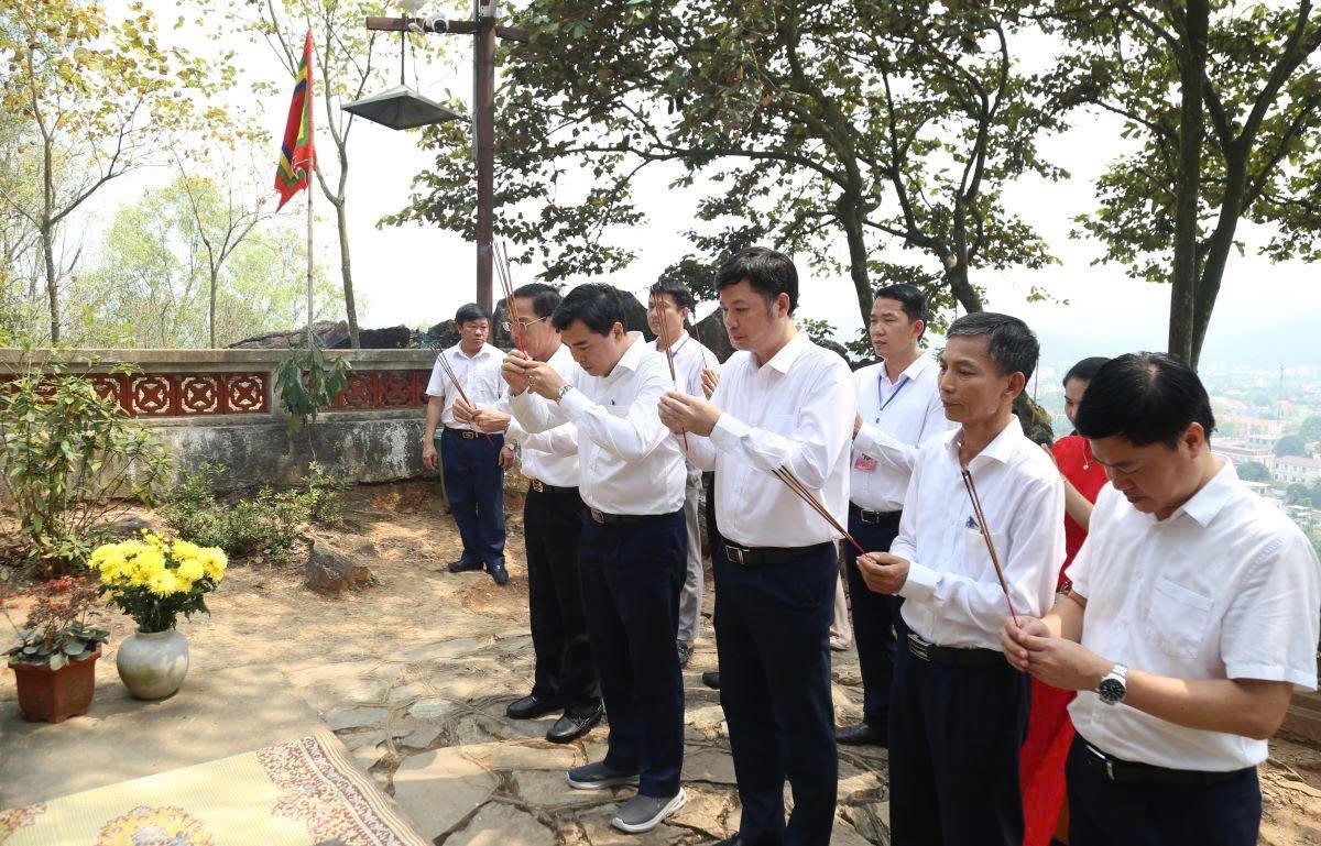 Chủ tịch UBND tỉnh Nguyễn Hoài Anh cùng các đại biểu dâng hương tại khu lăng mộ Bà Triệu. Ảnh: Phong Sắc