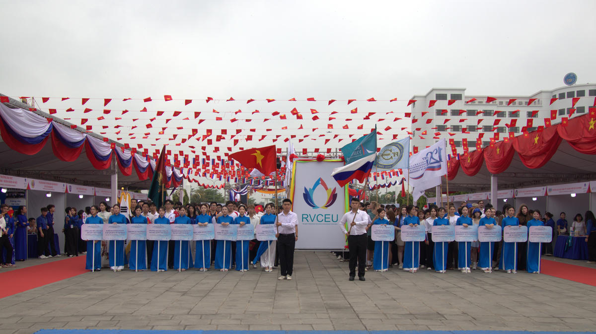 Các đoàn đại biểu tham gia lễ diễu hành. Ảnh: Đức Tâm.