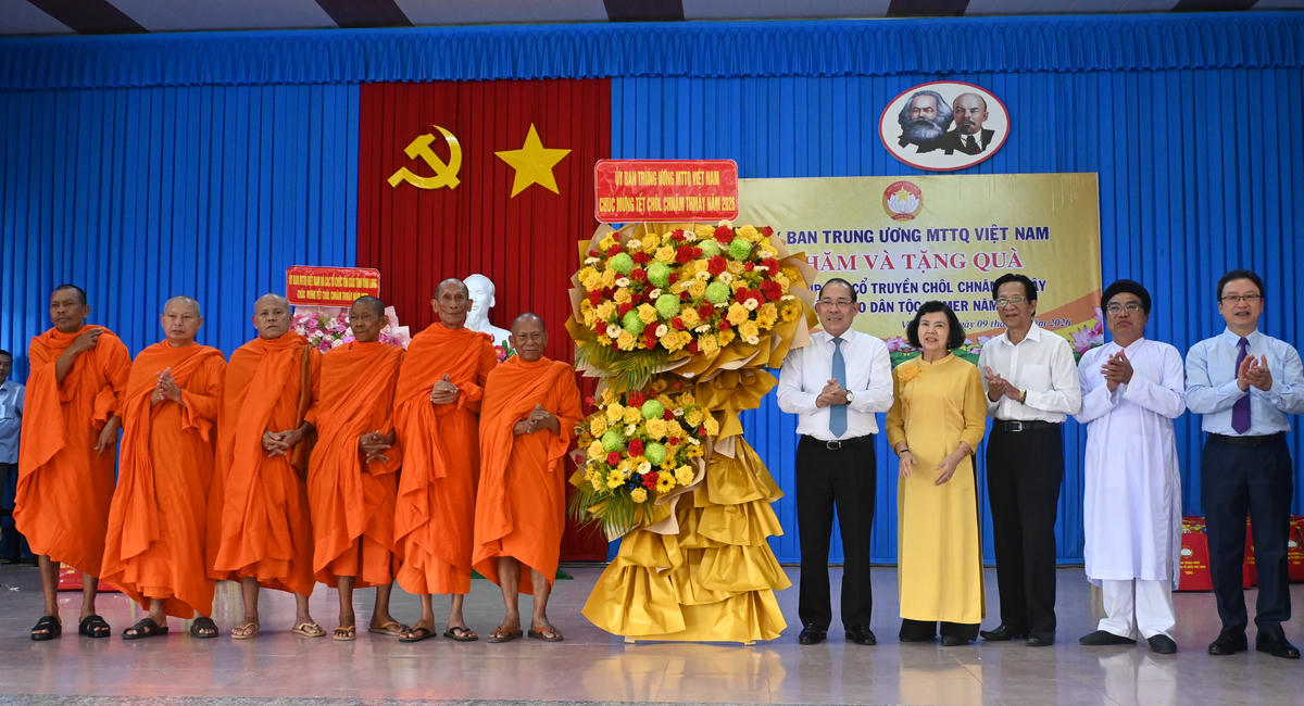 Lãnh đạo Trung ương MTTQ Việt Nam tặng hoa chúc mừng Chôl Chnăm Thmây Hội đoàn kết sư sãi yêu nước tỉnh.