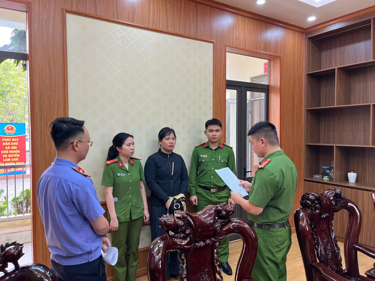 Cơ quan điều tra công bố các quyết định đối với Nguyễn Thị Chí. Ảnh: Công an tỉnh Phú Thọ.