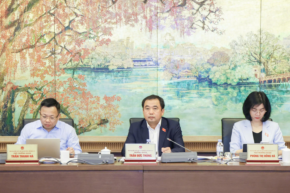 Uỷ viên Bộ Chính trị, Bí thư Thành uỷ Hà Nội Trần Đức Thắng điều hành phiên thảo luận Tổ (Ảnh: Quang Vinh)