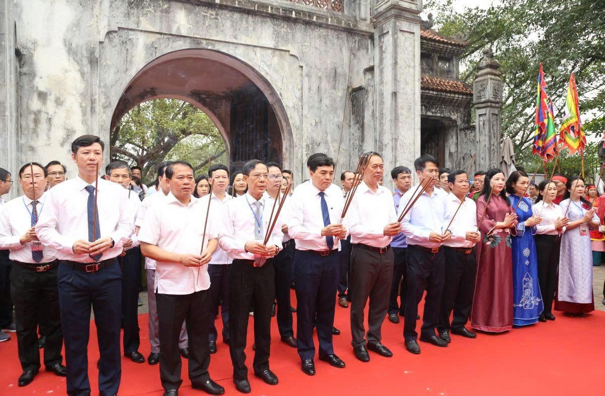 Lãnh đạo tỉnh Thanh Hóa dâng hương, tưởng nhớ công lao của Anh hùng dân tộc Triệu Thị Trinh và các vị tiền nhân. Ảnh: Phong Sắc
