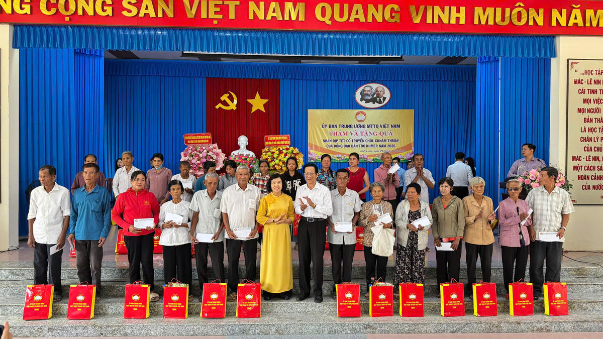 Đồng chí Đặng Huỳnh Mai- Ủy viên Đoàn Chủ tịch, Ủy ban Trung ương MTTQ Việt Nam và đồng chí Thạch Dư- Ủy viên Đoàn Chủ tịch, Ủy ban Trung ương MTTQ Việt Nam tặng quà cho gia đình chính sách, hộ nghèo người dân tộc Khmer.