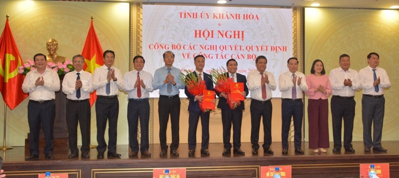 Các đồng chí trong Ban Thường vụ Tỉnh ủy Khánh Hòa chúc mừng Chủ tịch HĐND tỉnh và Chủ tịch UBND tỉnh Khánh Hòa tại buổi lễ.