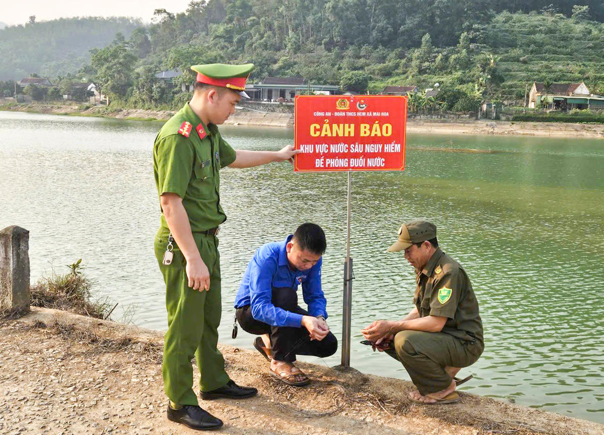 Biển cảnh báo được lắp đặt tại hồ đập, góp phần nâng cao ý thức phòng tránh đuối nước cho người dân.