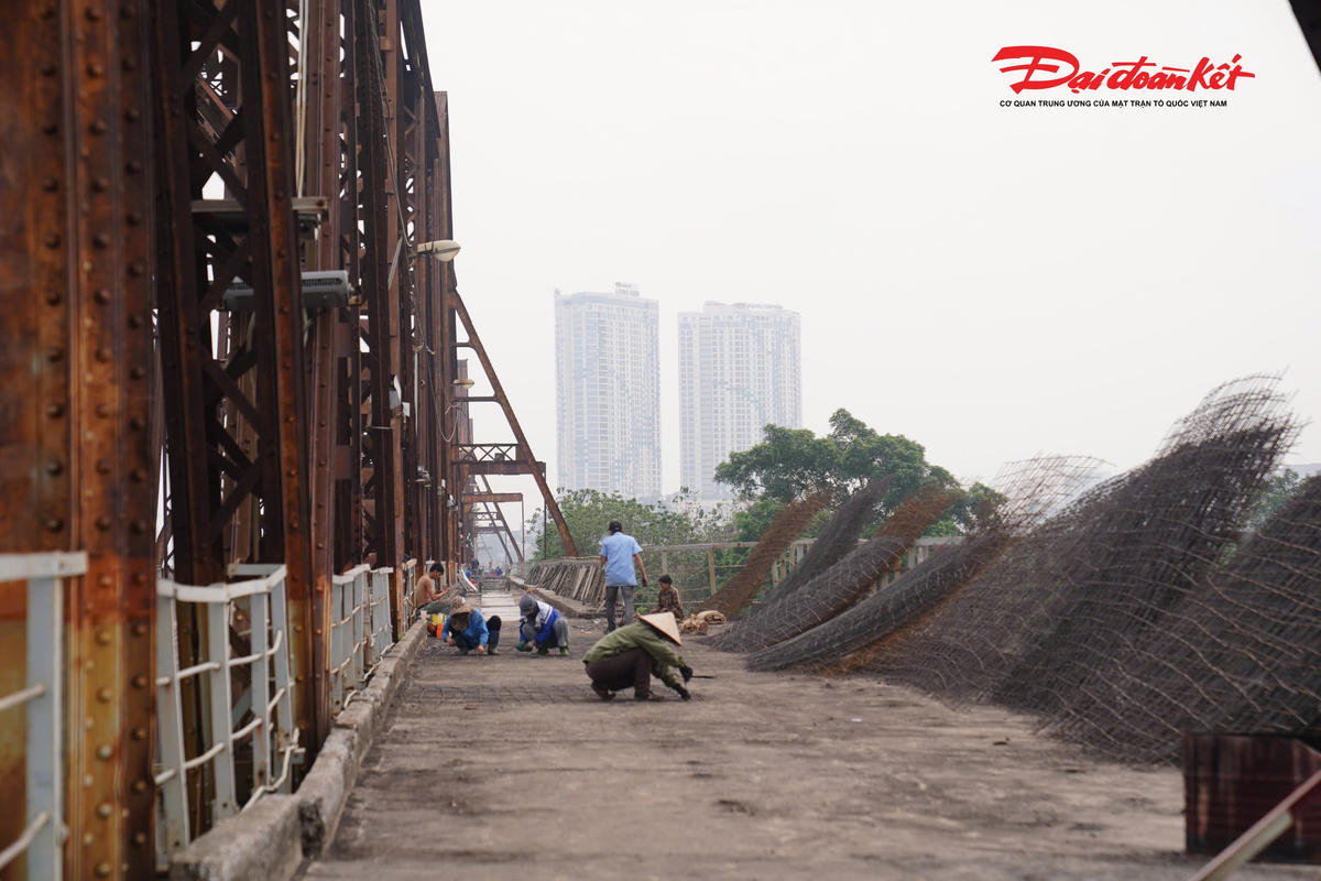 Đại diện kỹ thuật công trường cho biết, trong đợt sửa chữa này, các tấm đan bê tông mác 400 sẽ được sử dụng để thay thế những đoạn mặt cầu hư hỏng, tạo bề mặt phẳng và tăng khả năng chịu lực. Loại bê tông cường độ cao giúp hạn chế nguy cơ nứt vỡ dưới tác động của tải trọng lớn. Cùng với đó, hệ thống máng thoát nước bằng thép cũng được thay thế, góp phần bảo đảm khả năng thoát nước và nâng cao tuổi thọ công trình.