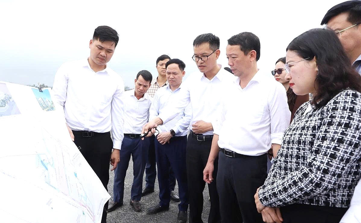 Ông Phan Thiên Định&nbsp;Chủ tịch UBND tỉnh Hà Tĩnh cùng đoàn công tác kiểm tra dự án trên địa bàn. Ảnh: BHT.