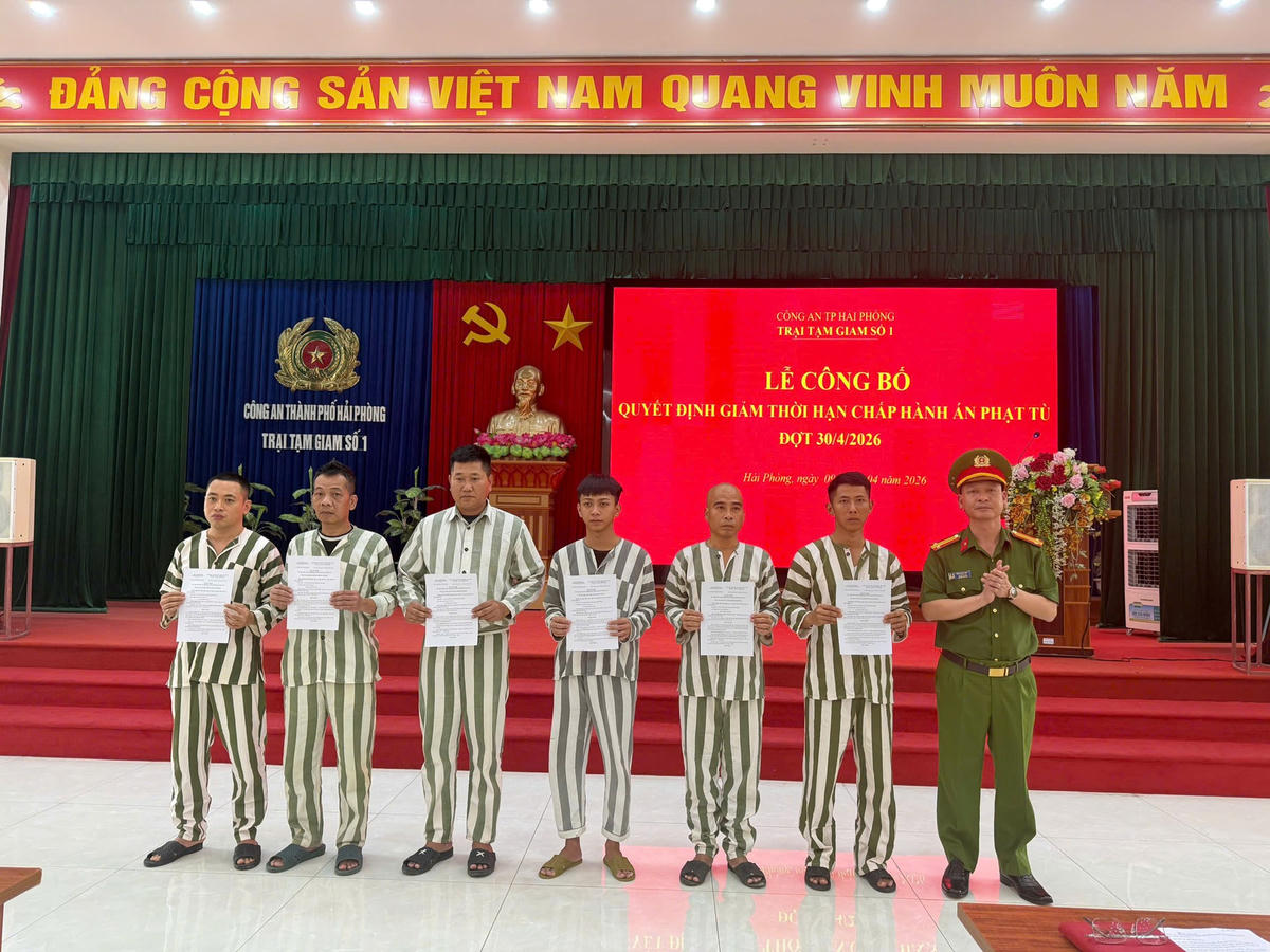 Các phạm nhân tại Trại tạm giam số 1- Công an TP Hải Phòng được trao Giấy chứng nhận giảm án. Ảnh: CATP.&nbsp;