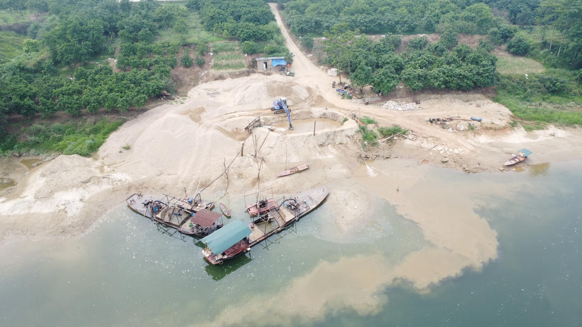 Một bãi tập kết, trung chuyển cát sỏi ven sông Chảy trên địa bàn xã Thác Bà, tỉnh Lào Cai.