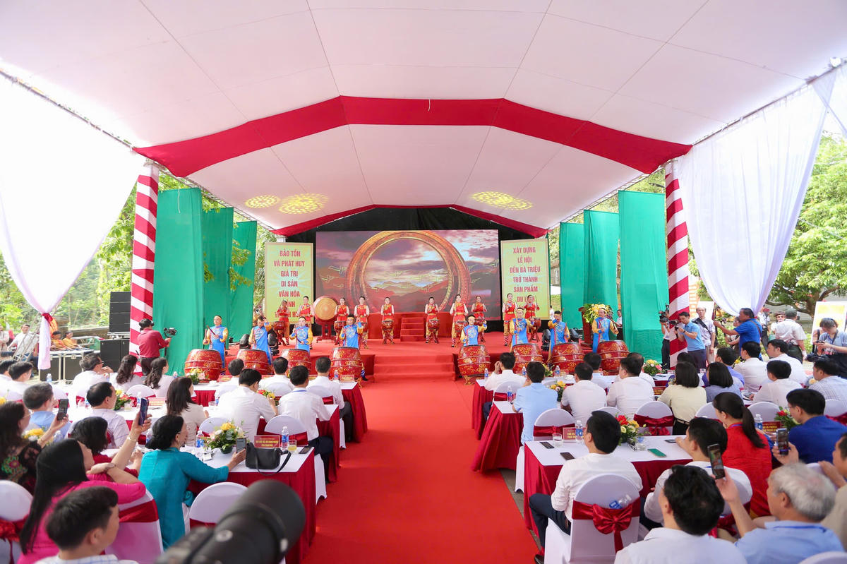 Chương trình nghệ thuật với chủ đề 'Anh hùng dân tộc Triệu Thị Trinh - Rạng ngời trang sử vàng dân tộc'. Ảnh: Đình Minh