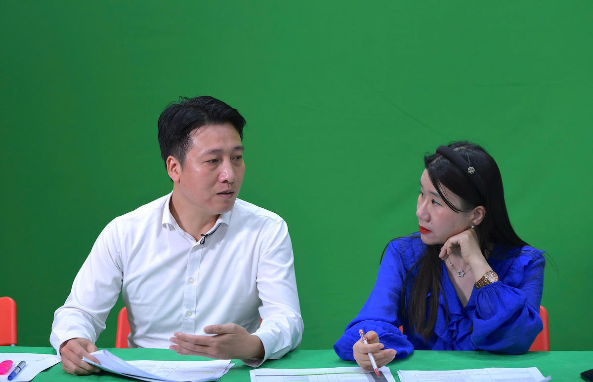 PGS.TS Đinh Thị Thu Hằng - Viện trưởng Viện Báo chí - Truyền thông, Học viện Báo chí và Tuyên truyền&nbsp;trao đổi với ThS, Nhà báo Nguyễn Văn Dũng tại buổi livestream.&nbsp;Ảnh: Phạm Sỹ