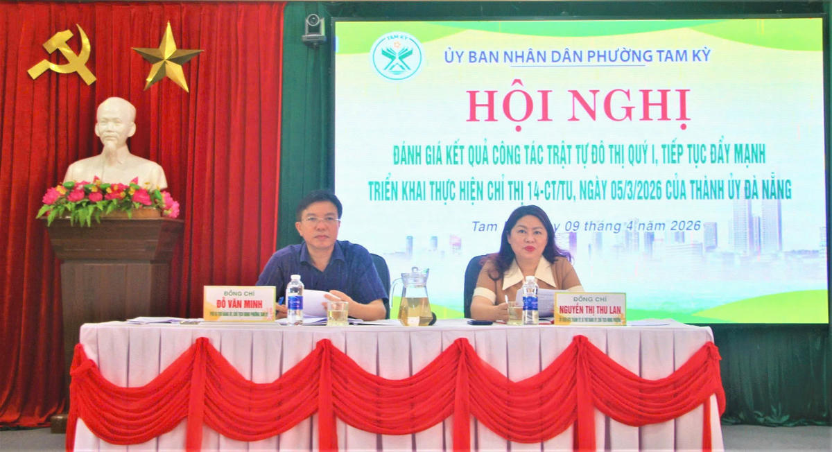 Bà Nguyễn Thị Thu Lan, Bí thư Đảng ủy phường Tam Kỳ và ông Đỗ Văn Minh, Chủ tịch UBND phường Tam Kỳ đồng chủ trì hội nghị. Ảnh: Tấn Thành.