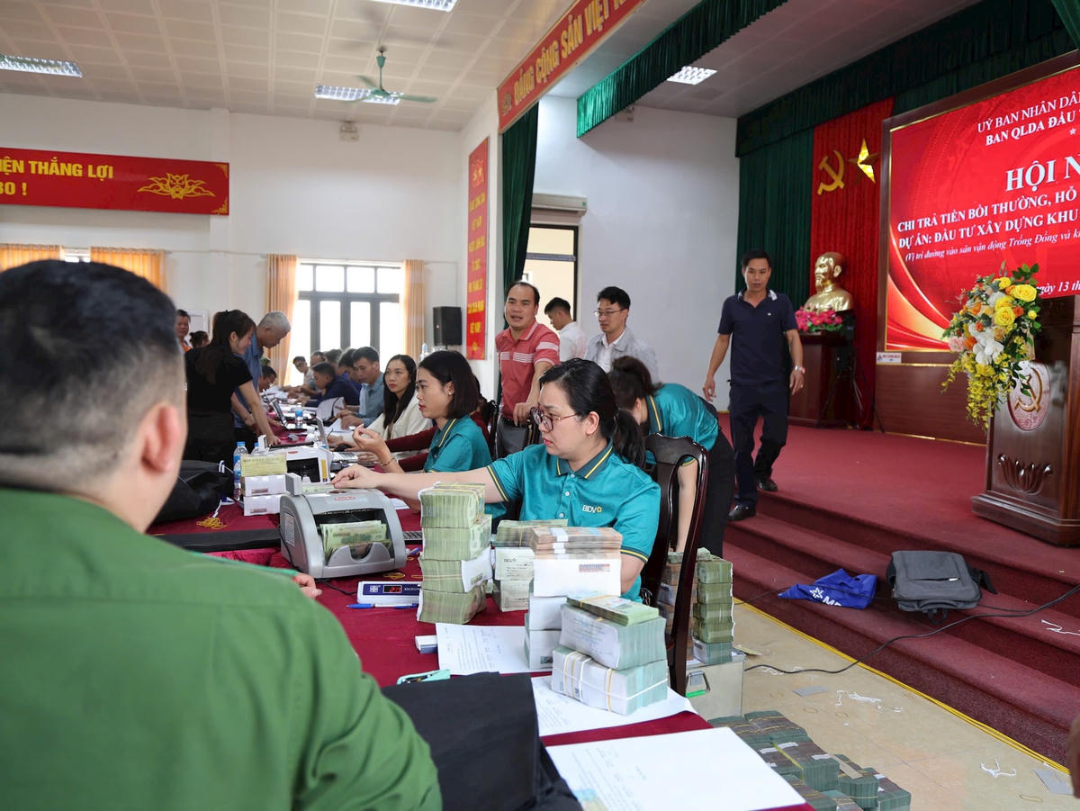 Việc chi trả tiền cho người dân được thực hiện nhanh gọn, bảo đảm đúng quy định pháp luật. Ảnh: TL