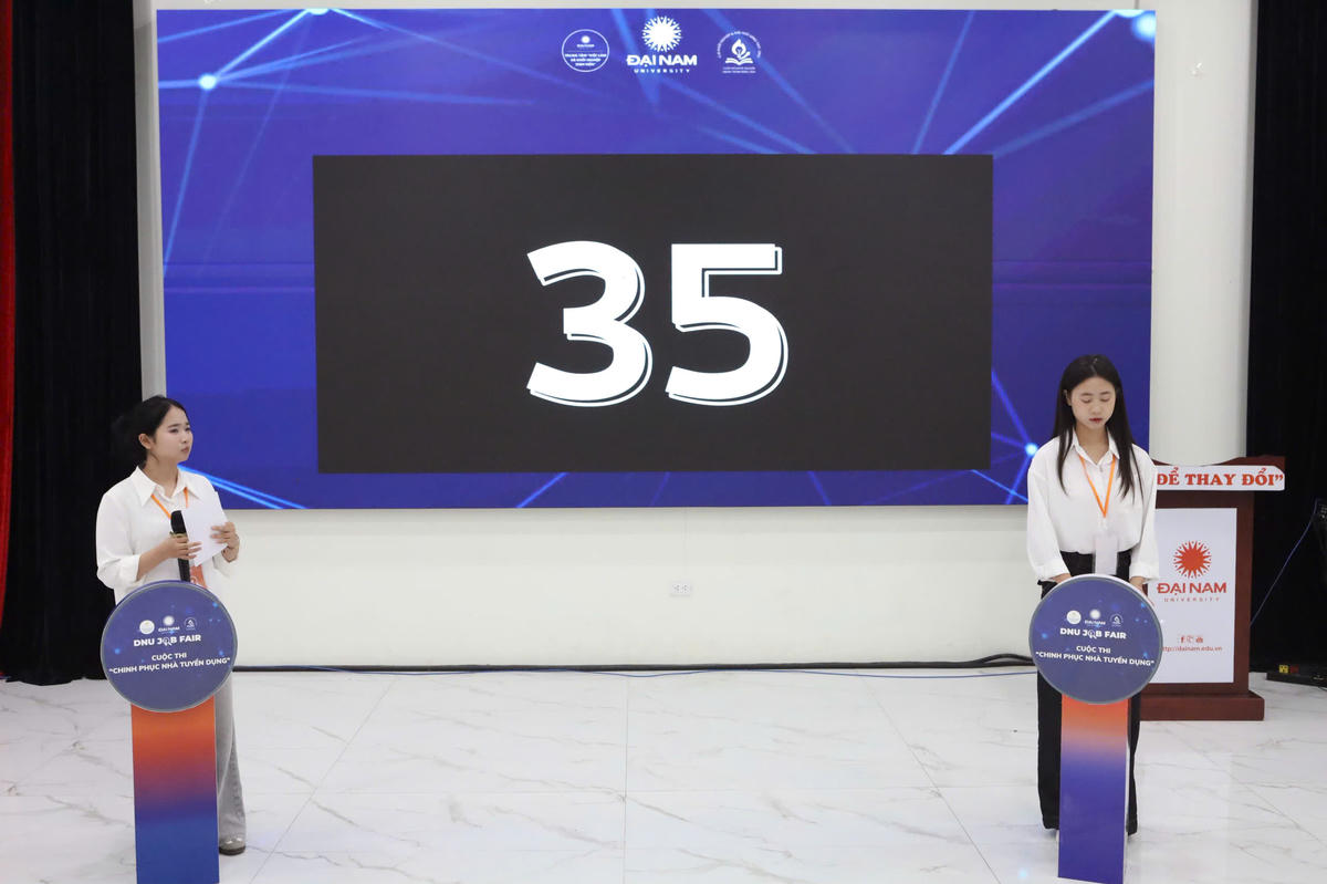 Sinh viên tham gia tranh biện tại Vòng chung kết Cuộc thi “Chinh phục nhà tuyển dụng” 2026.