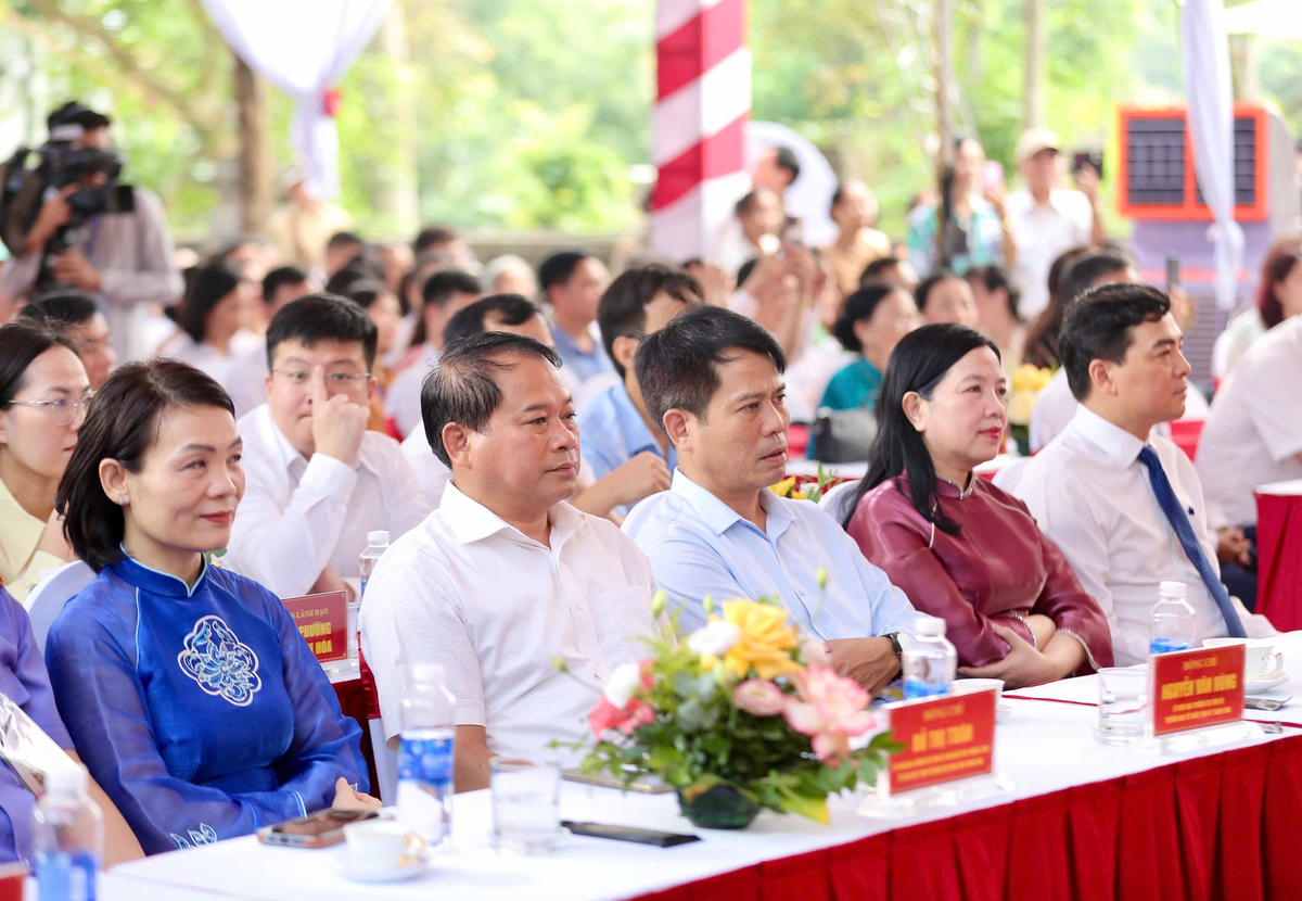 Chủ tịch UBND tỉnh Nguyễn Hoài Anh; Chủ nhiệm Ủy ban Kiểm tra Tỉnh ủy Phạm Thị Thanh Thủy; Trưởng ban Tuyên giáo và Dân vận Tỉnh ủy Đào Xuân Yên... cùng các đại biểu dự lễ hội. Ảnh: Đình Minh