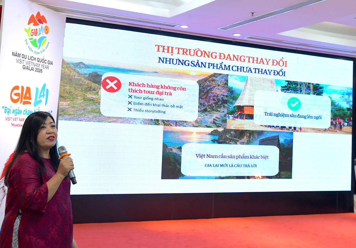 Bà Nguyễn Thị Xuân Lan - Phó Chủ tịch Hiệp hội Du lịch Gia Lai giới thiệu các sản phẩm du lịch mới và các tour, tuyến đặc trưng của tỉnh.