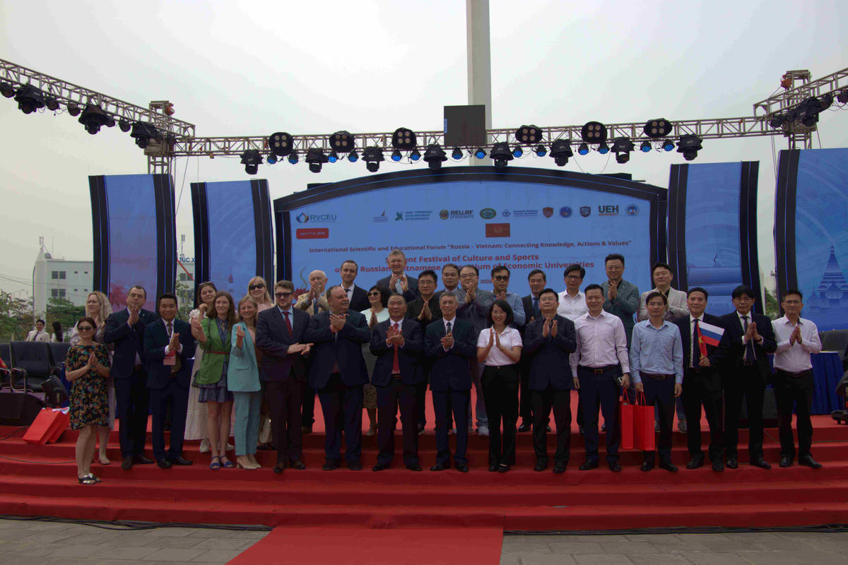 Các đại biểu chụp ảnh lưu niệm. Ảnh: Đức Tâm.