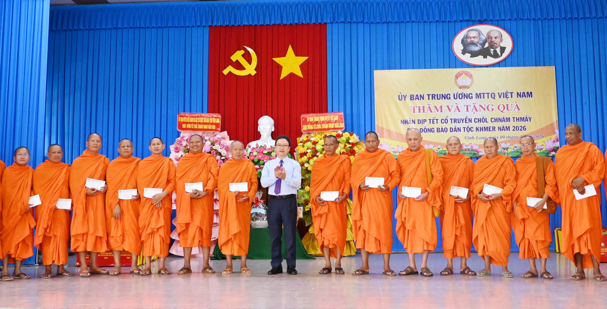 Uỷ viên ĐCT, Trưởng ban Dân tộc và Tôn giáo, Uỷ ban Trung ương MTTQ Việt Nam, Nguyễn Văn Thanh, trao quà cho các các vị chức sắc, chức việc, Achar, người có uy tín của Hội đoàn kết sư sãi yêu nước tỉnh Vĩnh Long. Ảnh: Tô Thắm