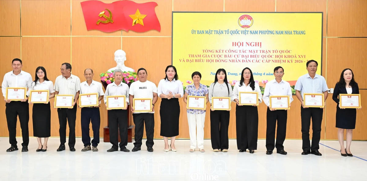 Lãnh đạo Ủy ban MTTQ Việt Nam phường trao giấy khen cho các cá nhân, có thành tích xuất sắc trong công tác bầu cử đại biểu Quốc hội khóa XVI và đại biểu HĐND các cấp nhiệm kỳ 2026 - 2031.