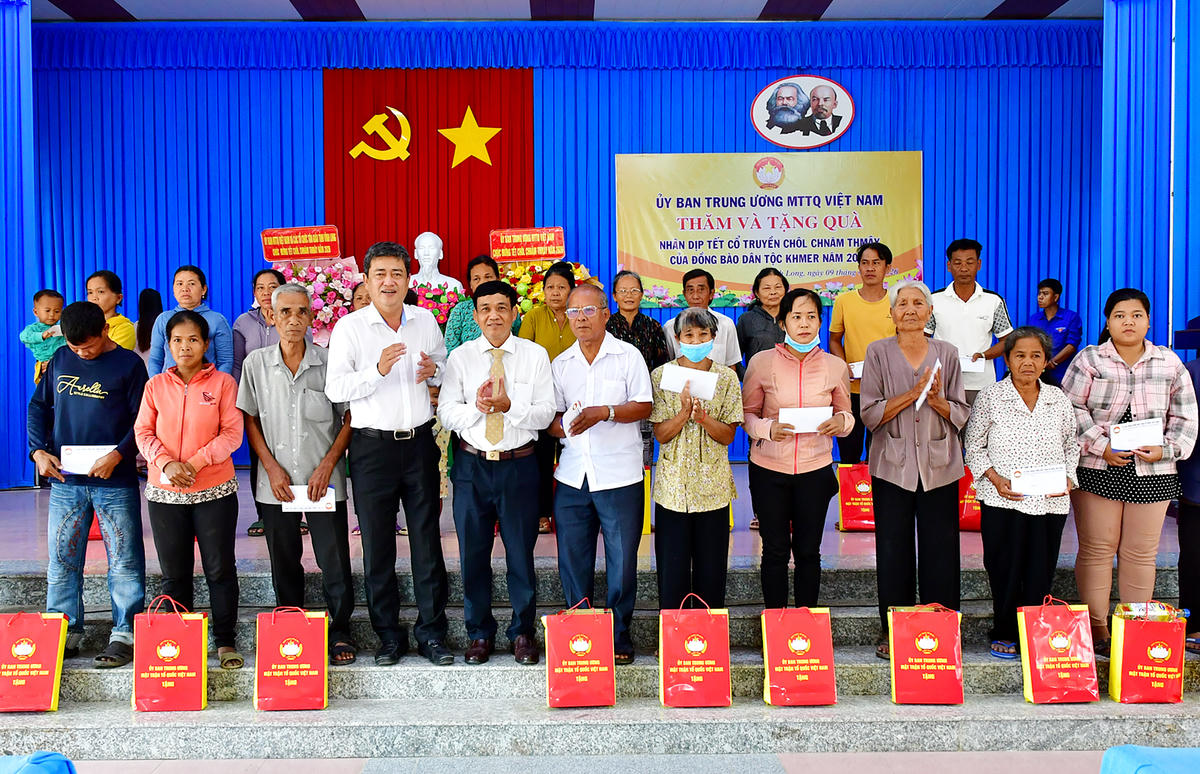 Lãnh đạo Ủy ban MTTQ Việt Nam tỉnh và phường Trà Vinh trao quà cho gia đình chính sách, hộ nghèo người dân tộc Khmer.
