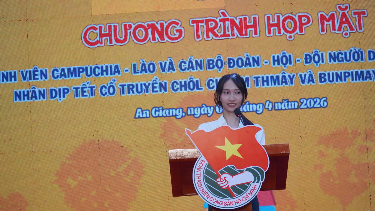 Em Phommala Vanthakone đại diện cho các bạn sinh viên Campuchia và Lào phát biểu. Ảnh: CTV