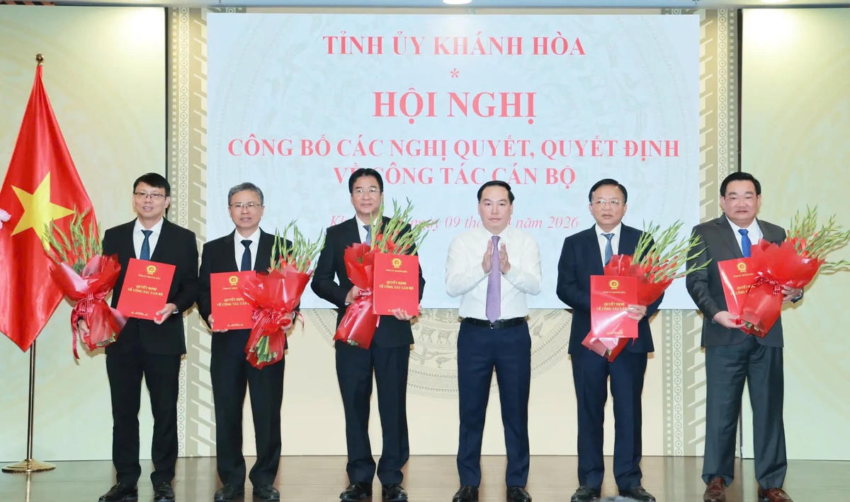 Ông Hồ Xuân Trường, Phó Bí thư Thường trực Tỉnh ủy trao quyết định cho các đồng chí Phó Chủ tịch UBND tỉnh Khánh Hòa tại buổi lễ.