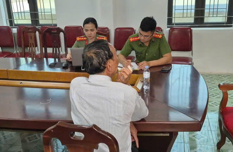 Công an phường Tây Hiếu làm việc với ông N.Đ.L. Ảnh: Công an tỉnh Nghệ An