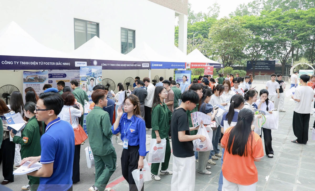 Phiên giao dịch việc làm 2026 – DNU Job Fair thu hút 75 doanh nghiệp tham gia tuyển dụng cùng đông đảo sinh viên, người lao động tìm kiếm cơ hội việc làm.