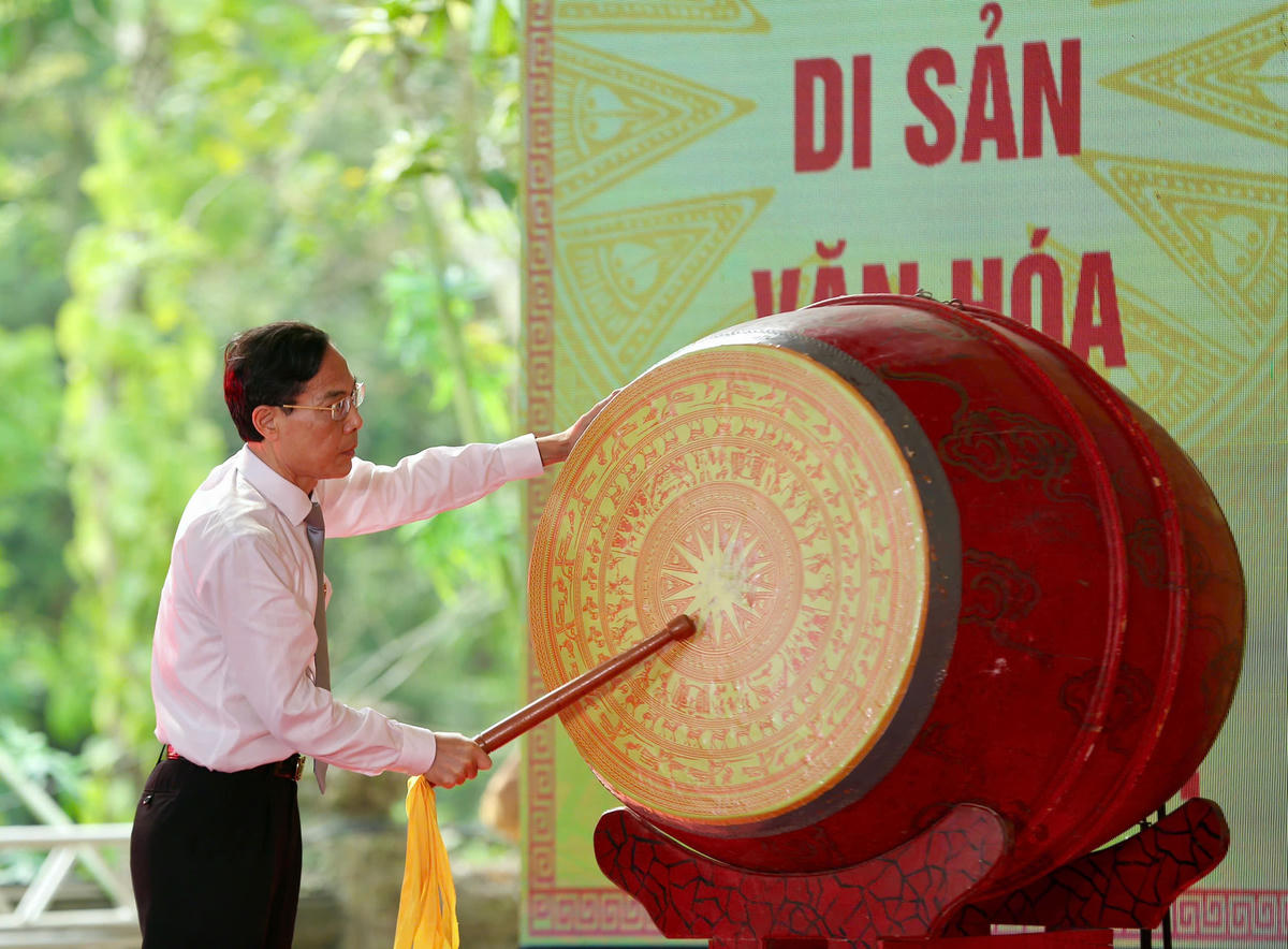 &nbsp;Phó Chủ tịch UBND tỉnh Đầu Thanh Tùng đánh trống khai hội đền Bà Triệu năm 2026. Ảnh: Đình Minh