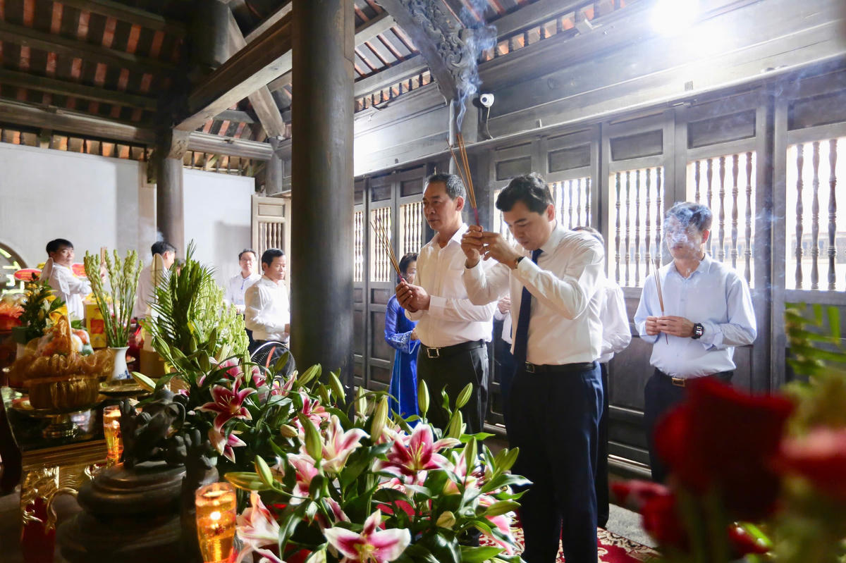 Chủ tịch UBND tỉnh Nguyễn Hoài Anh cùng Phó Bí thư Tỉnh ủy, Chủ tịch Ủy ban MTTQ tỉnh Trịnh Tuấn Sinh dâng hương tại đền Bà Triệu. Ảnh: Đình Minh
